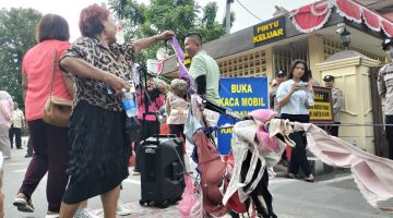 Lapor Pak Ketua Komisi III DPR RI : Aksi Demo Minta Kapolrestabes Medan Tangkap Mamak Maling, Puluhan BH Dijemur